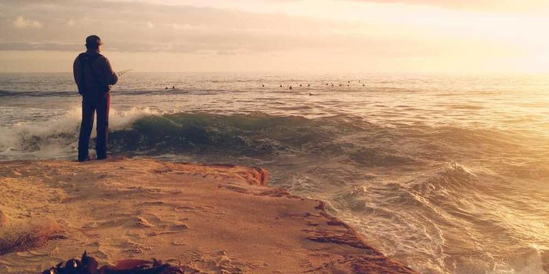 说明：一位运动员在比赛前深吸一口气，准备迎接挑战。图片中的运动员眼神坚定，透露出内心的平静与力量。