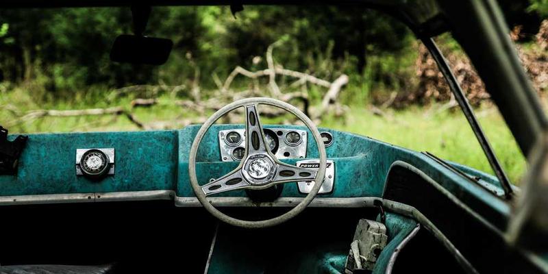 年轻人坐在书桌前，手中拿着车票，眼中闪烁着对未来的憧憬。