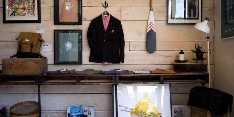 说明:一位职场人士正在进行项目演示,背景为办公室