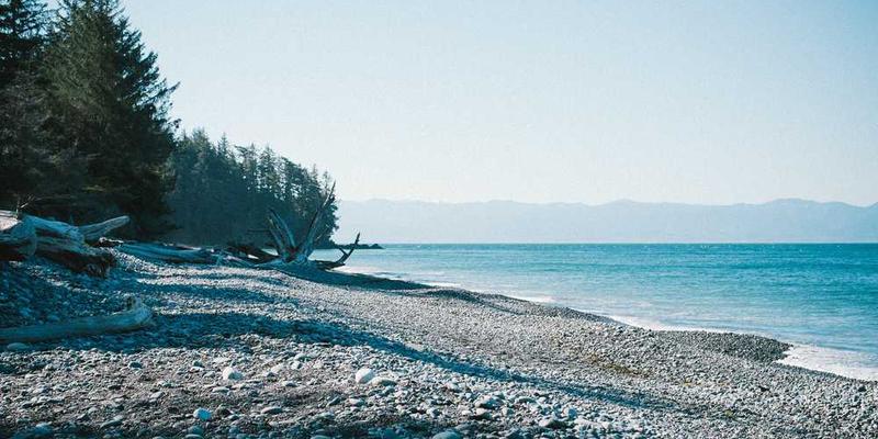 一张描绘两栋摩天楼之间狭窄风道的城市天际线图片，背景为都市的高楼大厦，风道如同狭窄的峡谷，显得格外引人注目。