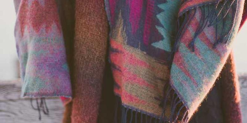 说明：一座广场上的装置艺术，由透明管道和光影构成，极具现代感