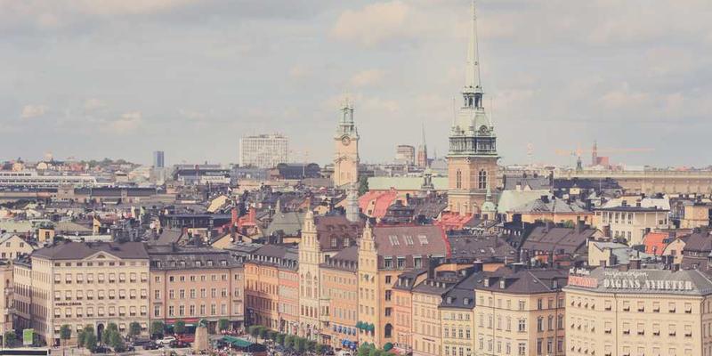 尝试用服装的穿着感受(束缚、宽松、飘逸)来隐喻一天的工作状态