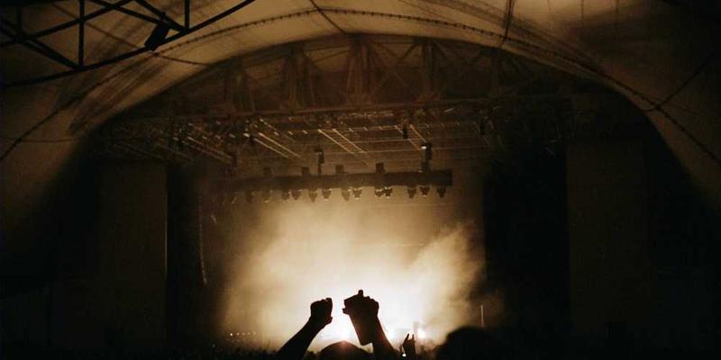 研究手机屏幕上一枚指纹的油脂残留所折射出的七彩光晕