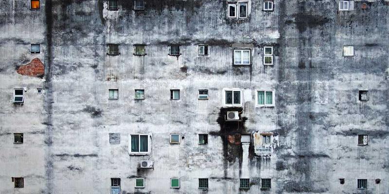 消费者参与“限量抢购”活动的场景，多人围在手机旁抢购商品，气氛热烈。说明：此图展示了消费者在“限量抢购”活动中的真实状态，生动体现了稀缺性巫毒和部落性争夺狂热的心理现象。