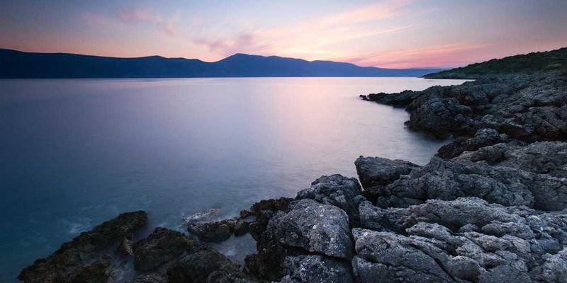 解构“生活方式贩卖”：不仅仅卖物品，更出售一套完整的“生存咒语体系”