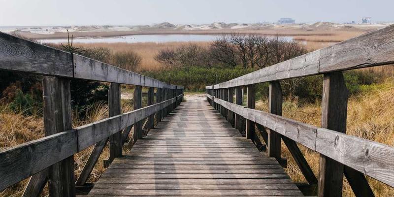 一家三口在家中享受温馨时光,其中孩子表情略显拘谨,父母笑容满面。