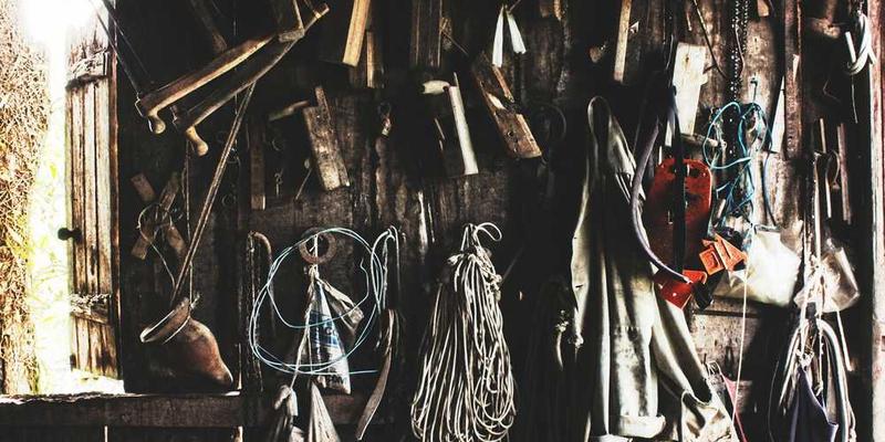 一张抽象的唱片，上面旋转着不同颜色的曲目符号，象征着生命的不同阶段