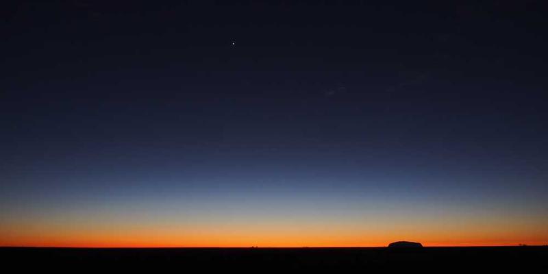 一位年轻人在深夜里专注地学习，周围环境安静，灯光柔和，反映出一种沉浸式的学习氛围。