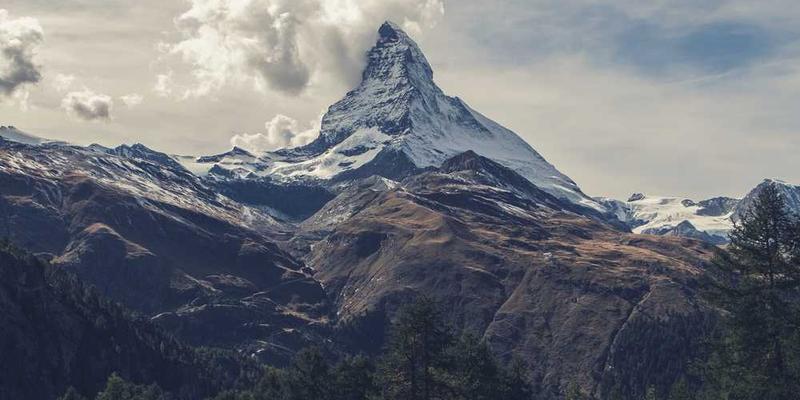 一张描绘了人际关系等高线图的示例，图中包含山峰、山谷、山脊、平原和河流等元素，清晰地展示了人际关系的空间分布和亲密度等级