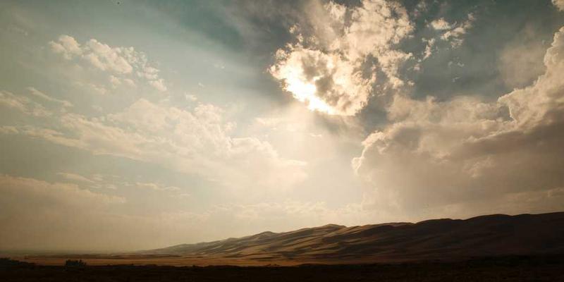 一个储蓄罐，里面装满了各种颜色的小卡片，卡片上写着不同的创意点子