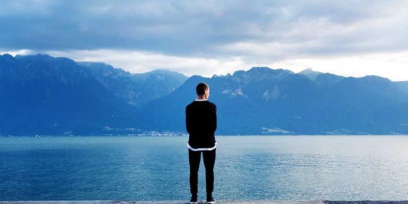 年轻人与邪恶生物战斗的场景，他手持车票宝石，眼神坚定。