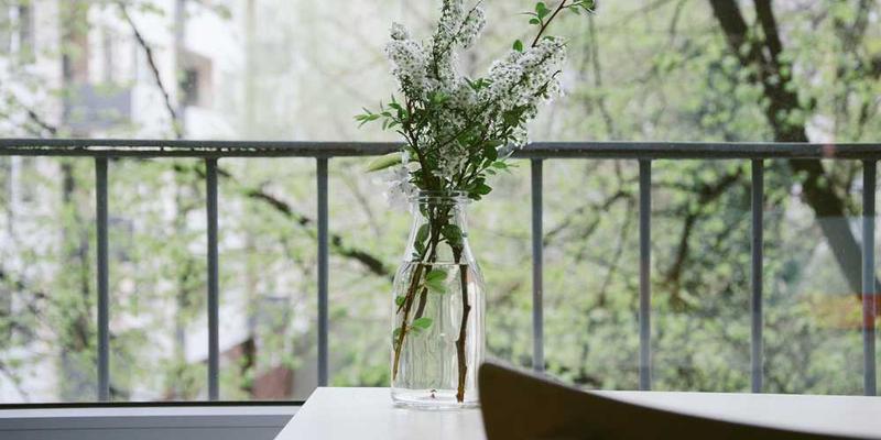 一个干净整洁的衣柜,其中挂着各种整齐排列的衣物,背景是一盏温馨的台灯,营造出一个宁静舒适的睡眠环境。