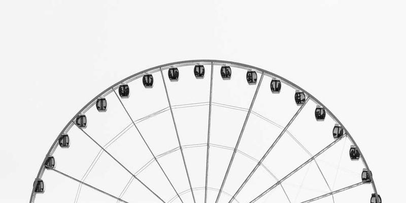 一个悠闲的人在阳台上读书，背景是蓝天白云和绿树成荫的公园