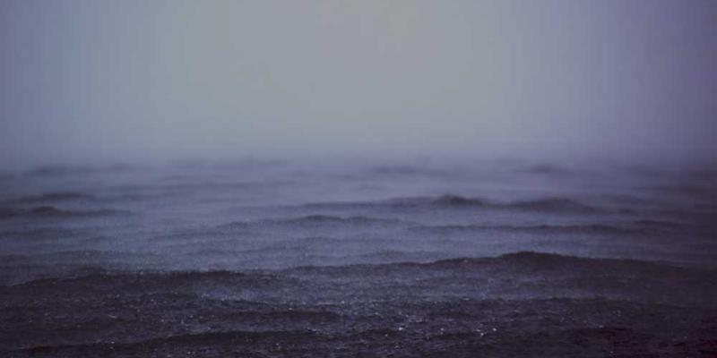 说明：一个家庭智能中心，中间是一台大屏幕，周围分布着各种智能家居设备，如智能灯泡、智能插座、智能空调等。画面中，一位年轻人在灯光柔和的卧室里阅读，旁边是一台正在与AI对话的智能手机。