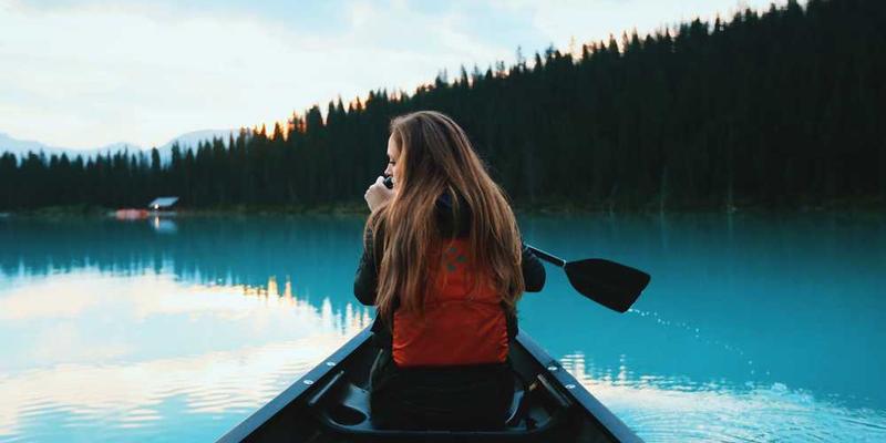 说明:深山中的寂静,远处是连绵的山峦,近处是静默的树林