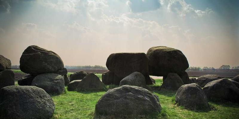 乌托邦城的咖啡馆“时光漫步”外观,白色墙壁,绿色窗框,屋顶绿植,木门半开,透出温馨的氛围。