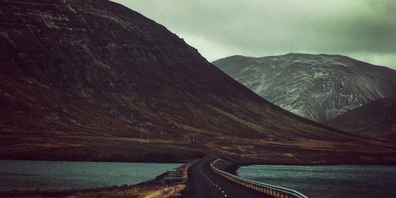 人工智能正在“自我对弈”的画面,展示一台机器正在运行,背景为抽象的神经网络图案,象征着人工智能的自主进化。