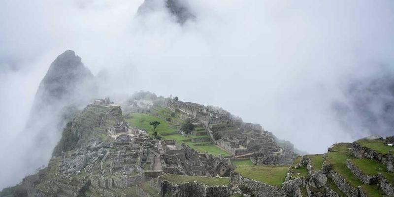 观察商业谈判桌上，除了条款之外，那决定成败的“信任暗物质”流动方向