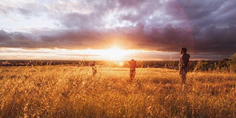 观察游乐园过山车轨道锈蚀的部分,是否与游客尖叫的分贝峰值有关