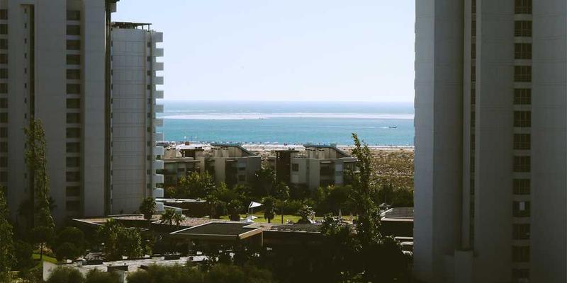 一张展示各种涂改液、废弃草稿和学生认真思考的情景图