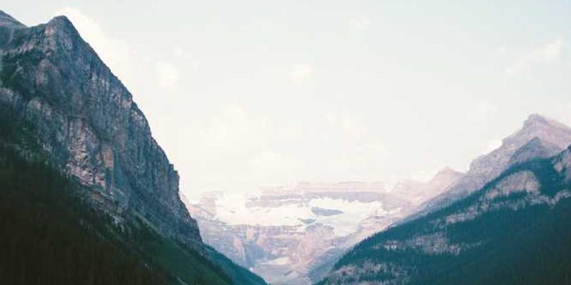 地图上不同城市的地标建筑，象征着不同阶段的成长