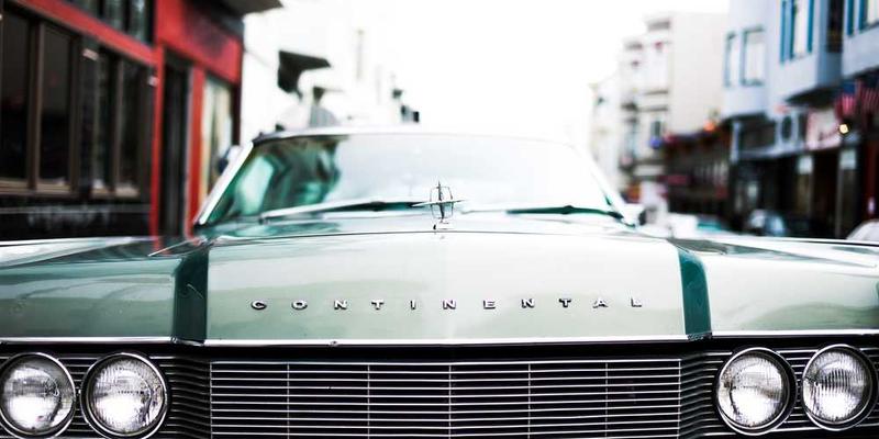 婴儿时期的照片，天真无邪的笑容，如同一首轻快的儿歌