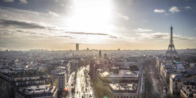 在极度疲惫或生病时，记录身体感知到的空间（如房间大小）是否发生变化