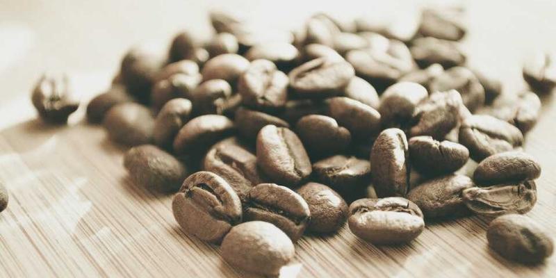 一张带有柔和噪点的抽象艺术作品,以体现AI从迷恋高对比度到偏好柔和噪点的转变,突出文章主题