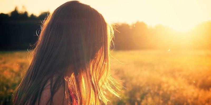 青春期的照片，充满激情和活力，如同一首充满活力的摇滚乐