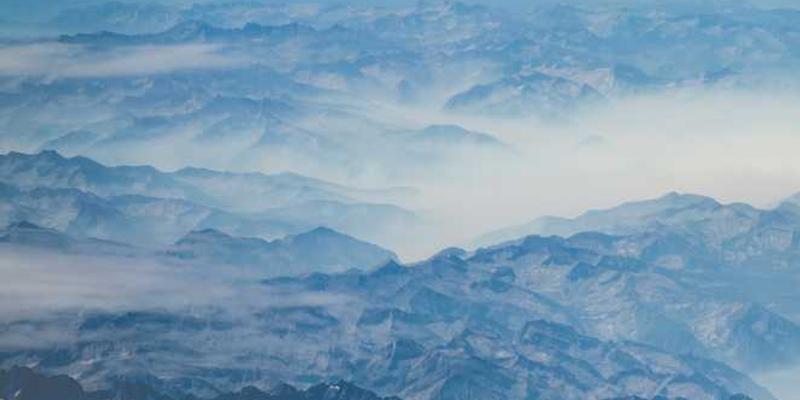 三款App的界面截图对比，展示各自特色