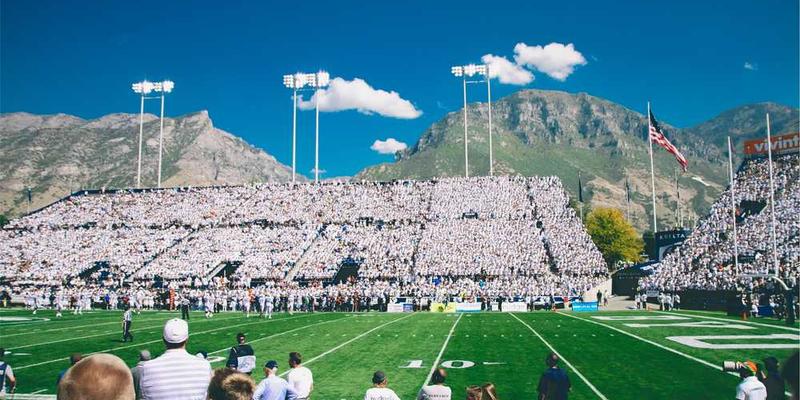 一位年轻人穿着AI推荐的服装走在街头，面露微笑