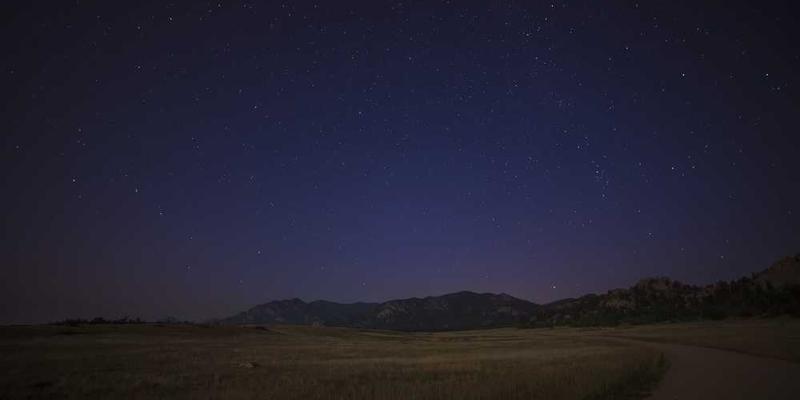 “屌丝”到“小镇做题家”：十年间网络自嘲话语的演变