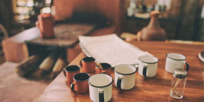 一张手撕纸张的照片，背景为蓝色，光线柔和