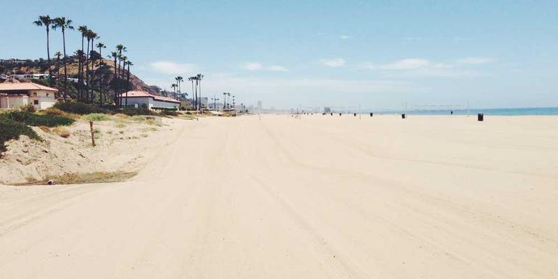 20世纪初的广告，以产品功能为主要诉求，如汽车广告强调速度和舒适，家电广告强调便利和效率