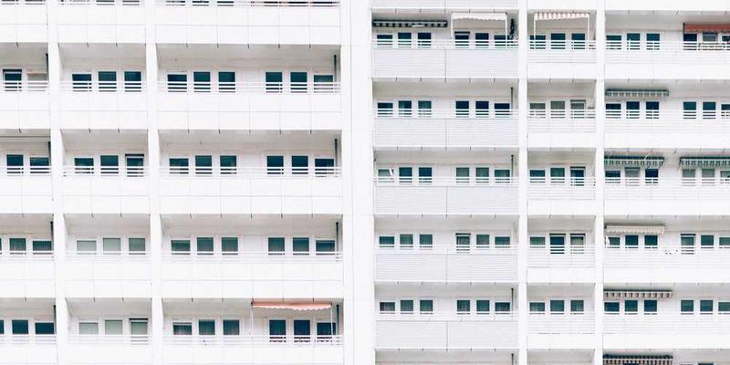 现代广告，如旅游广告强调生活方式和情感体验，智能家居广告强调舒适和便捷