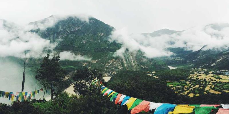在梦中主动尝试进行“时空穿越”,醒来后记录穿越逻辑的荒诞与自洽