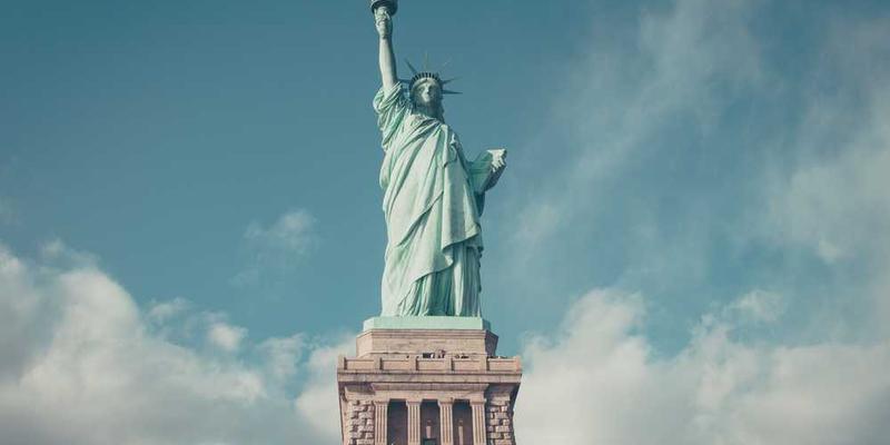 建筑AI设计了一栋完美节能的房子，但人类住户因过于压抑而纷纷离开。