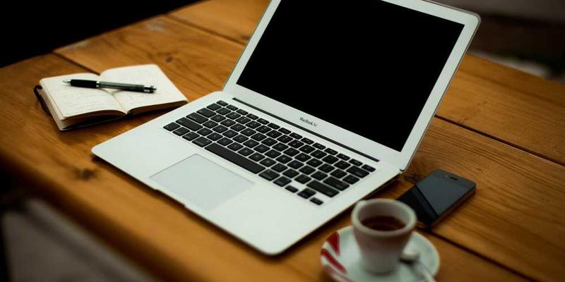 一位在安静的咖啡馆里阅读书籍的男士，体现内心宁静与专注的场景