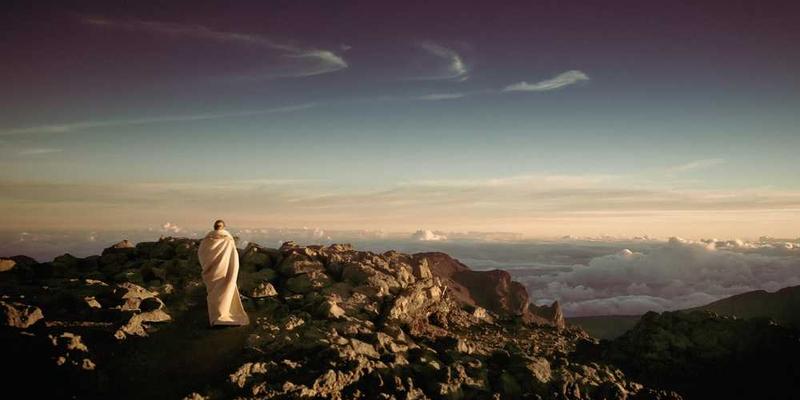 未来生活模拟：根据当前科技趋势，想象5年后一个普通人的一天