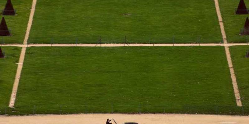 说明：一位女子闭眼站在房间中，手在脑前比划，仿佛在脑中构建房间三维地图。