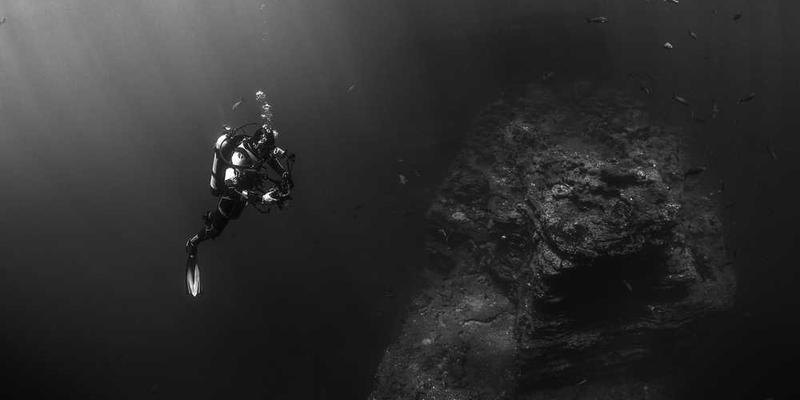 说明:一幅描绘夜晚星空的图片,其中点缀着闪烁的星星,寓意着好友列表的繁星点点