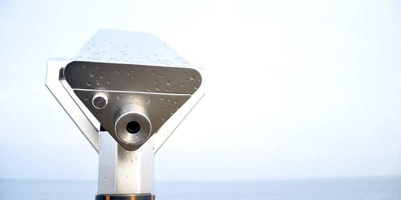 一页黑白印刷的书籍，背景是一盏温暖的台灯，象征着宁静的阅读时光