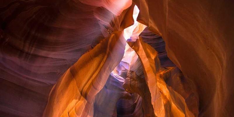 说明：一位艺术家正在用耳朵“品尝”食物，同时用舌头“倾听”音乐，画面充满了创意和趣味。