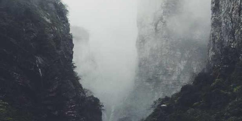 说明：一位职场人士正在会议上发言，周围同事认真聆听。图片中的职场人士穿着正装，神态自信，展现了一位具有影响力的发言者形象。