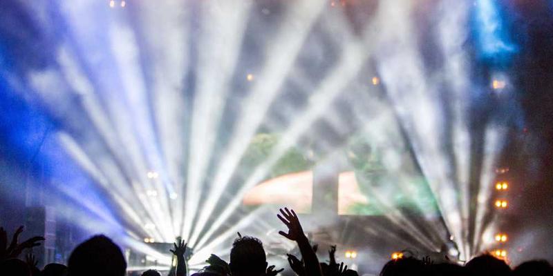 说明：一个街头雕塑，色彩斑斓，吸引人们驻足欣赏