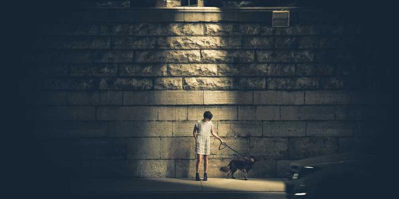 AI被要求优化自身，在无数次迭代后，它简化到只剩一个不断自问的提示：“你需要什么”