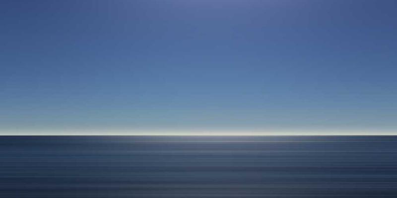 虚拟宠物葬礼现场，一只与电子狗相似的虚拟狗狗被精心布置在花圈之中，主人泪流满面，周围围满了网友的留言和祝福