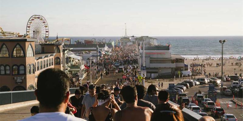 分析“生物钟”这一古老自治历法，如何与“全球时区制”发生冲突与妥协