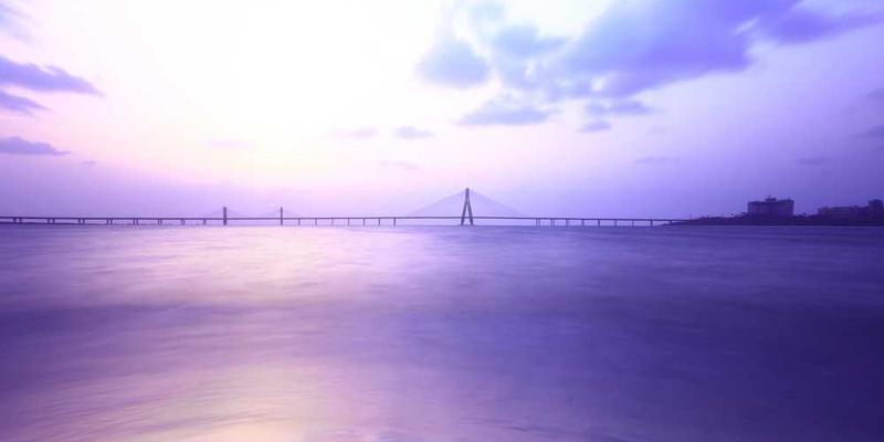 AI在翻译“我爱你”到一门濒危语言时,陷入了伦理暂停,因为它找不到足够纯真的语料。