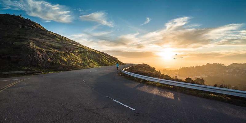 医院走廊的温馨灯光,象征着希望与勇气